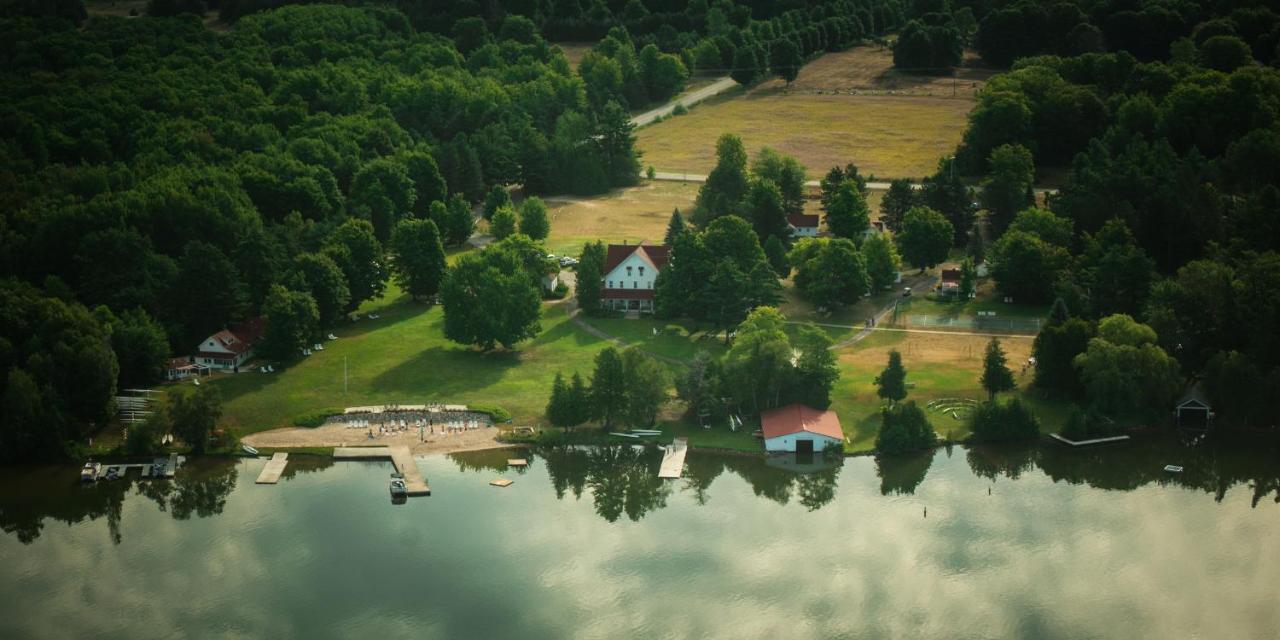 ホテル Fountain Point Suttons Bay エクステリア 写真